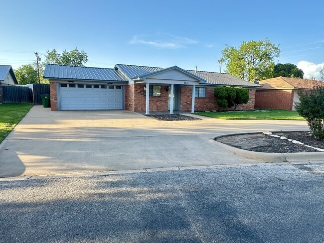Building Photo - 2631 Sunset Dr