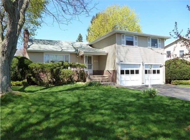 Building Photo - 240 Maywood Dr