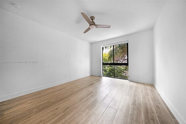 Building Photo - 3265 Bird Ave Unit 301