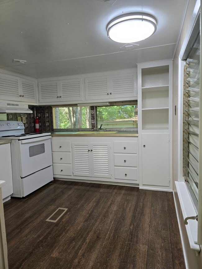 Photo - 145 Maugham Dr