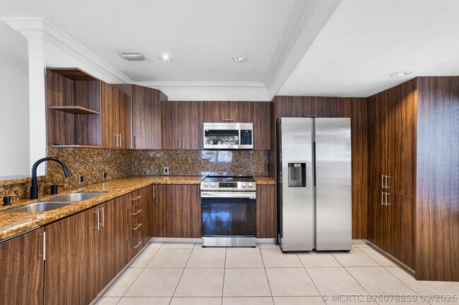 242 W 19th St