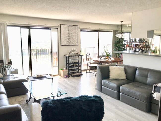 Building Photo - 1720 Ardmore Ave Unit 204