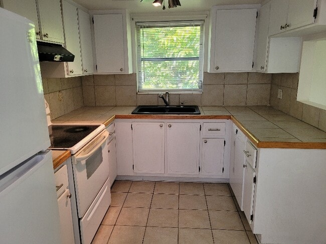 Photo - 2950 SE Ocean Blvd Apartment