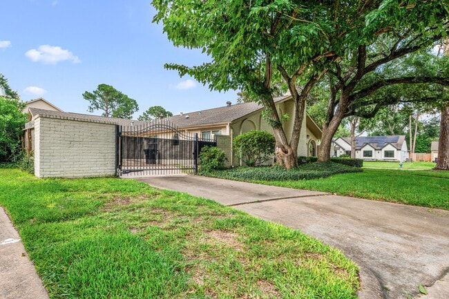 Photo - 2227 Parana Dr