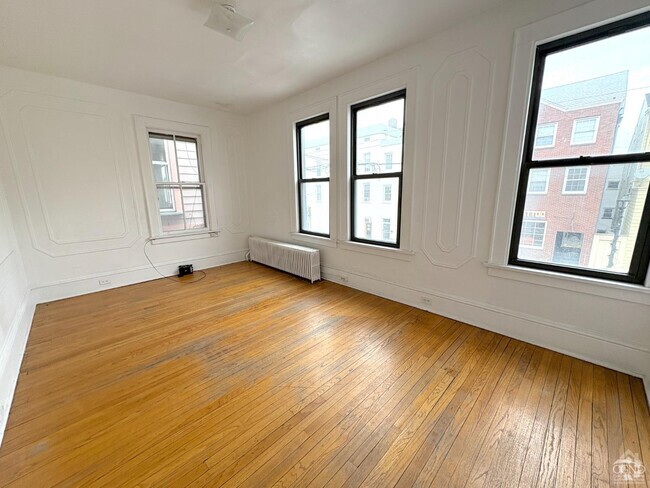 Building Photo - 725 Warren St Rental