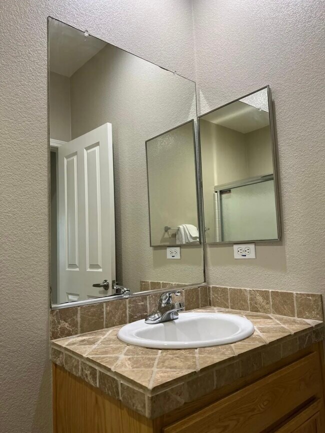 Photo - 425 S Meadowbrook Dr