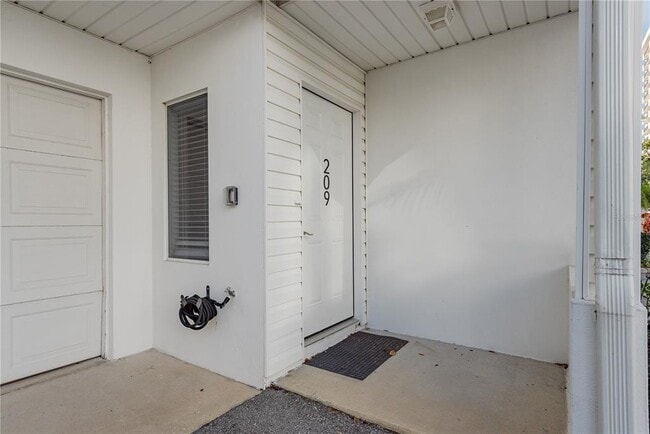 Photo - 320 Island Way