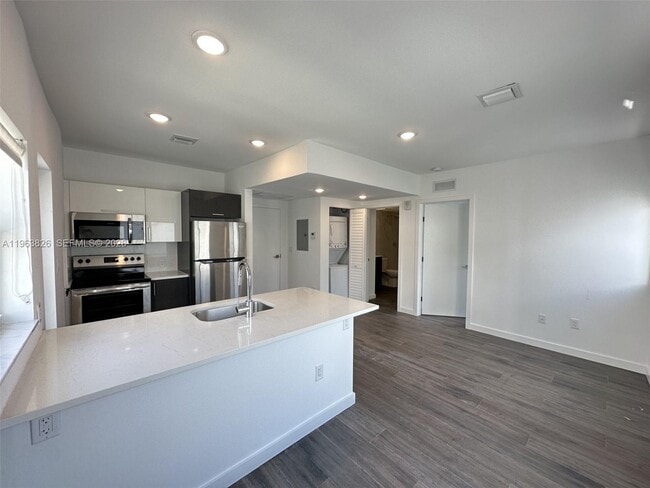 Building Photo - 1560 Euclid Ave Unit 05