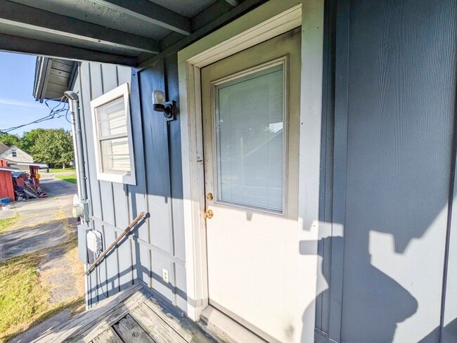 Photo - 722 Ave C