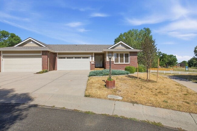 Photo - 4 Bedroom 3 Bathroom Duplex in Emerald Glen