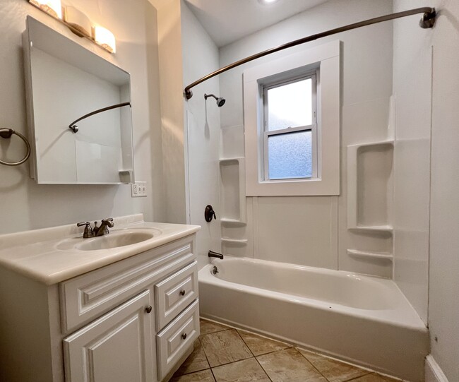 Building Photo - 15 Romsey St Unit 3