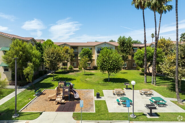 Photo - Poplar Street Apartments