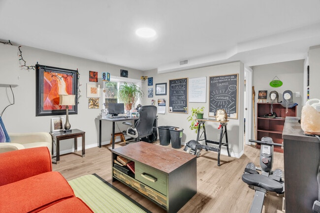 Photo - 34 Victoria Rd N Unit Lower