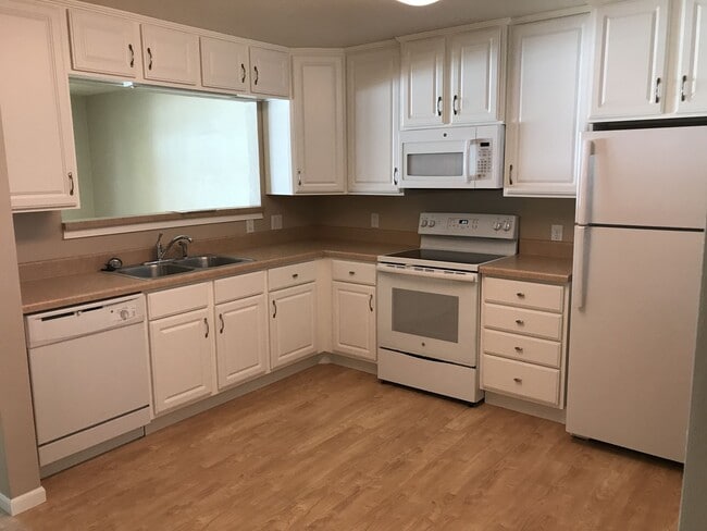 Photo - Colonial Village Apartments