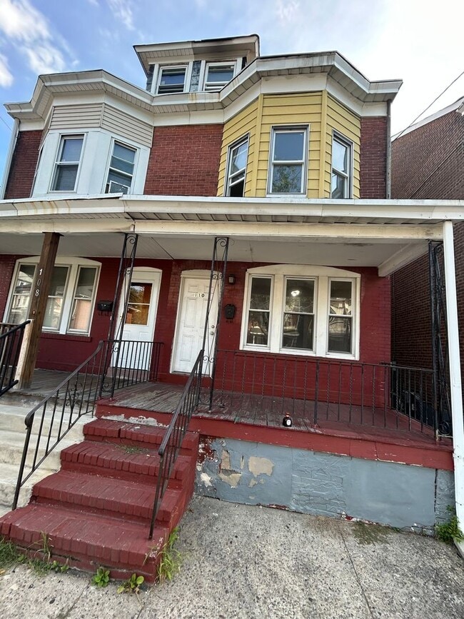Building Photo - 3 bed + Attic Rental