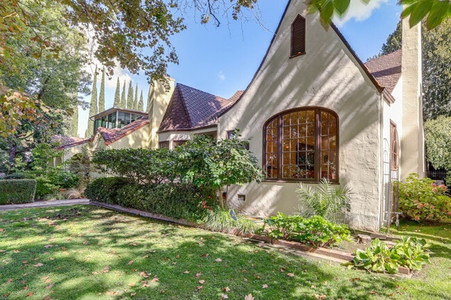 Photo - 2627 Land Park Dr Unit ID1385931P