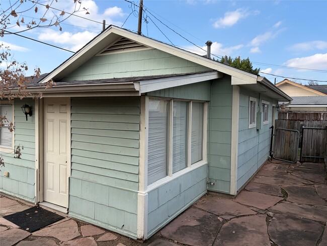 Photo - 405 1/2 Walton St