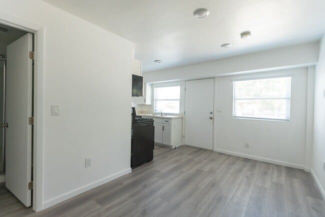 Photo - 3537 Clarington Ave