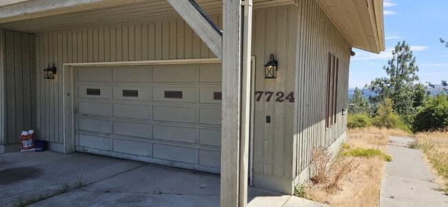 Building Photo - 2 Bed 1 Bath Daylight Basement property. P... Unit B Rental