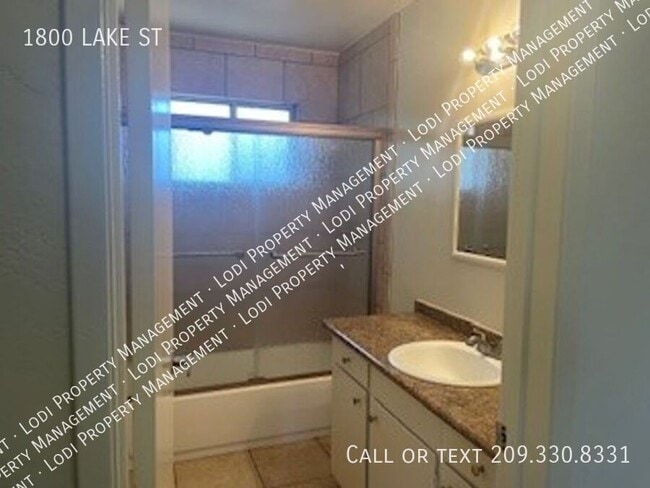 Photo - 1800 Lake St