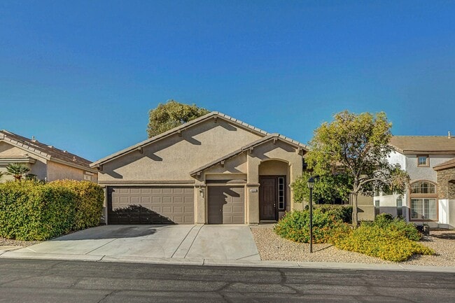 Gorgeous NW Single Story! 3 Car Garage! Serene Backyard. - Gorgeous NW Single Story! 3 Car Garage! Serene Backyard.