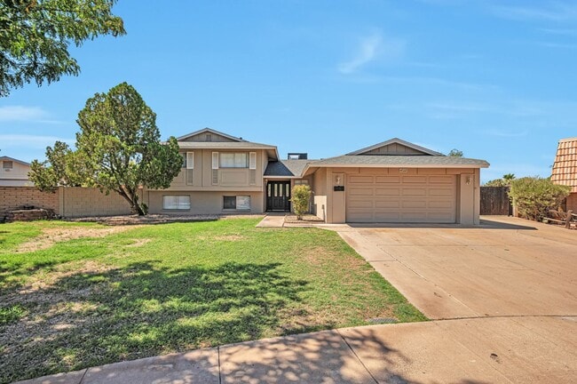 Building Photo - 6 Bedroom 3.5 Bath, Large Pool and Backyard