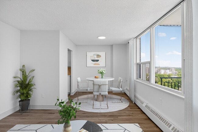 Photo - 77 Davisville