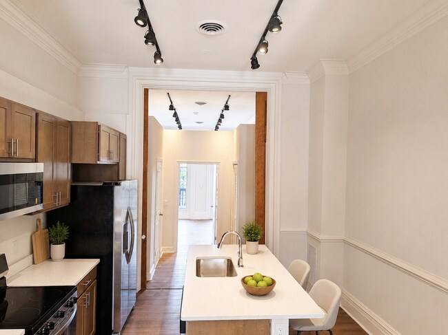 Photo - 923 N Calvert St Unidad Parlor