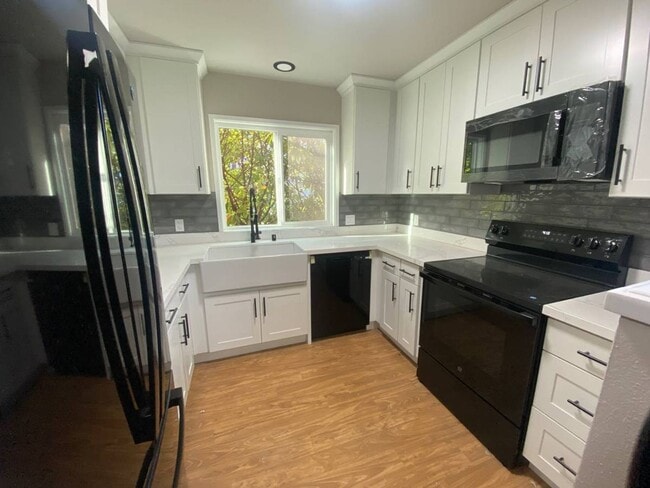 Building Photo - Husky Townhomes Unit 700