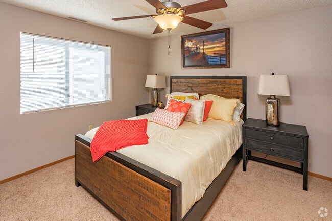 2BR, 2BA - 1,040SF