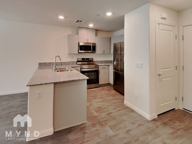 Photo - 2948 Fire Cracker Red St