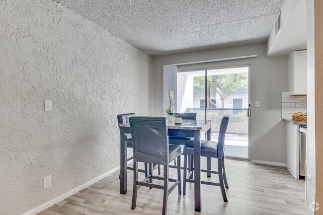 2BR, 1BA - 935SF - Comedor - Nines at Lakeside