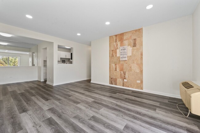 Photo - Lakeside Villas