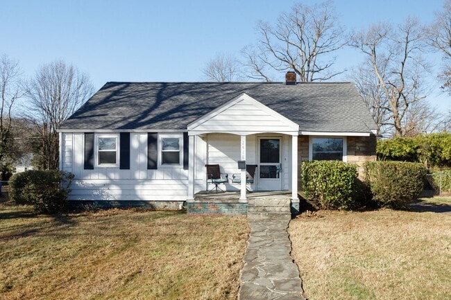 Building Photo - Charming 3 Bedroom Rancher in Lakeside