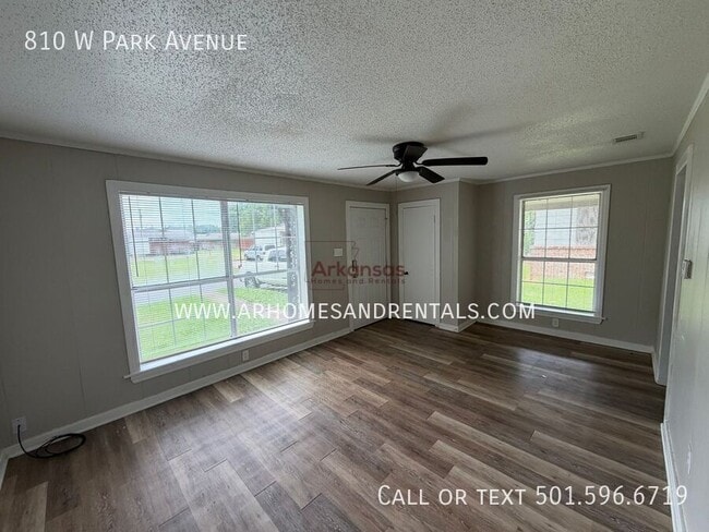 Photo - 810 W Park Ave
