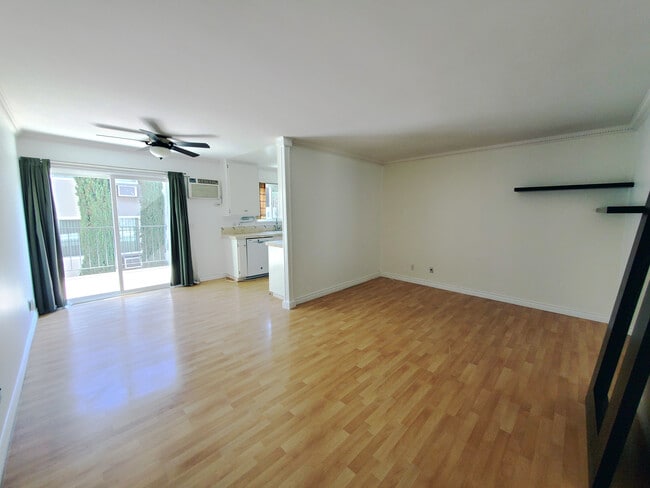 Living Room/Dining Area - 972 Larrabee St Unit #120