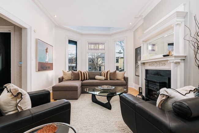 Photo - 134 Roxborough St W