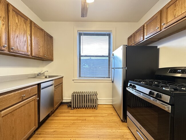 Photo - 1913 W Larchmont Ave Unit B4