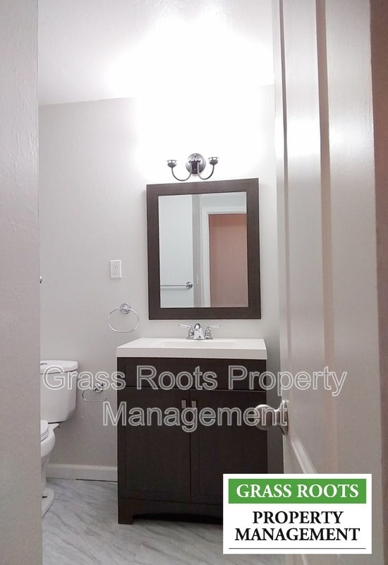Photo - 256 Racetrack St