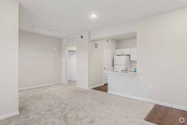 1BR, 1BA - 731SF - Living Room