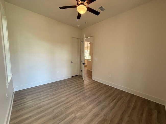 Photo - 220 Greenbriar Ln