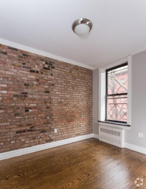 Building Photo - 420 E 9th St Rental