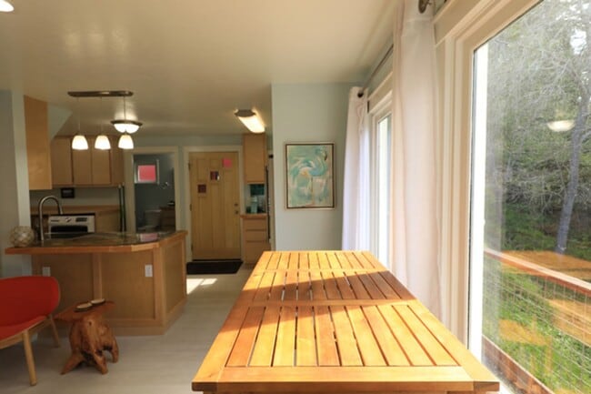 Photo - Artsy Studio in Westhaven with Attic Bedroom