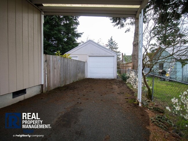 Photo - Charming 2 Bedroom Home with Large Yard & Garage!