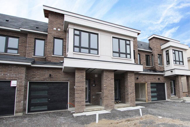 Building Photo - Fantastic 3-Bedroom Townhouse available for rent in Bowmanville