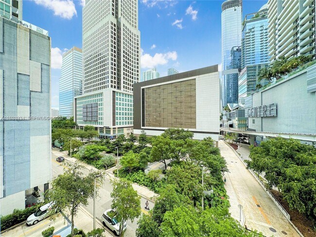 Building Photo - 31 SE 6th St Unit 703