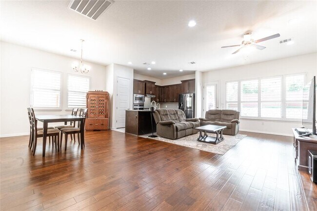 Photo - 2913 Zelma Dr