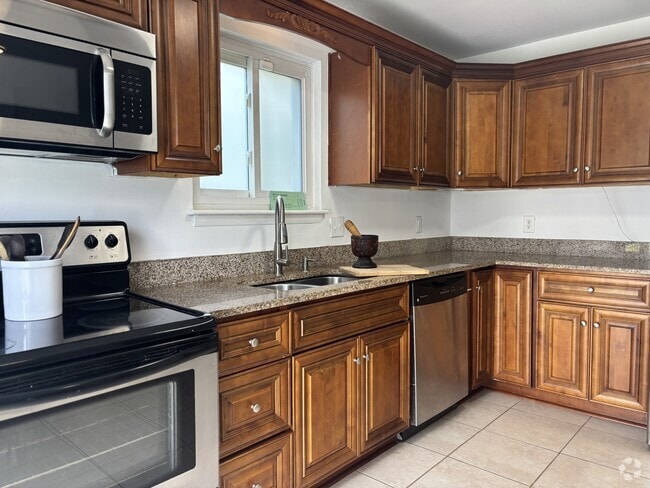 Building Photo - 1372 Riverside Dr Rental