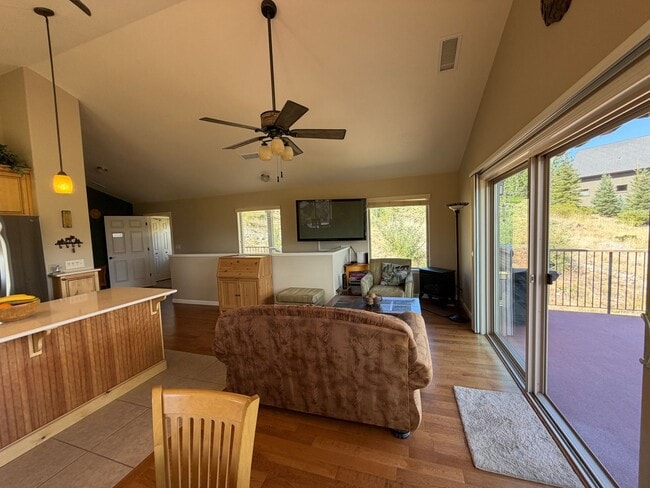 799 Lookout Point Cir