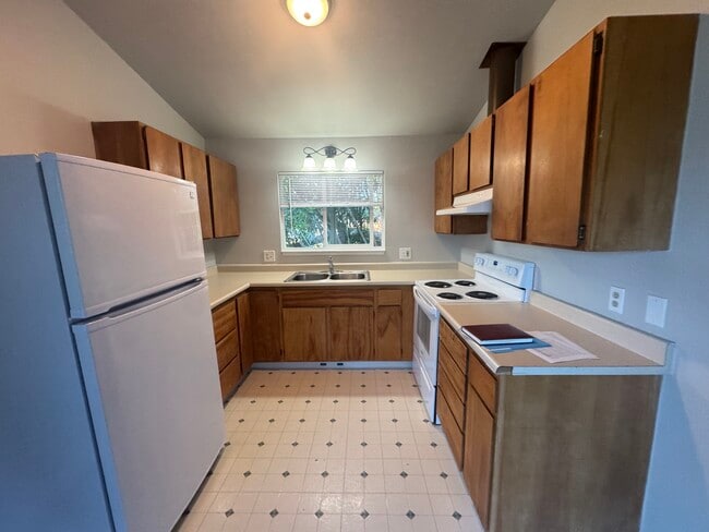 Photo - 3700 Lakeshore Blvd Unit B